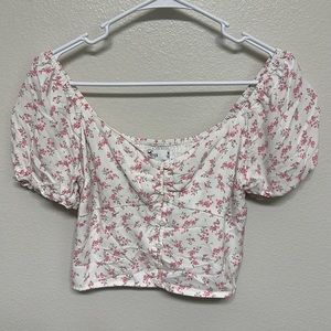 Hollister flower pattern shirt (crop top), sizer M. Only worn once.
